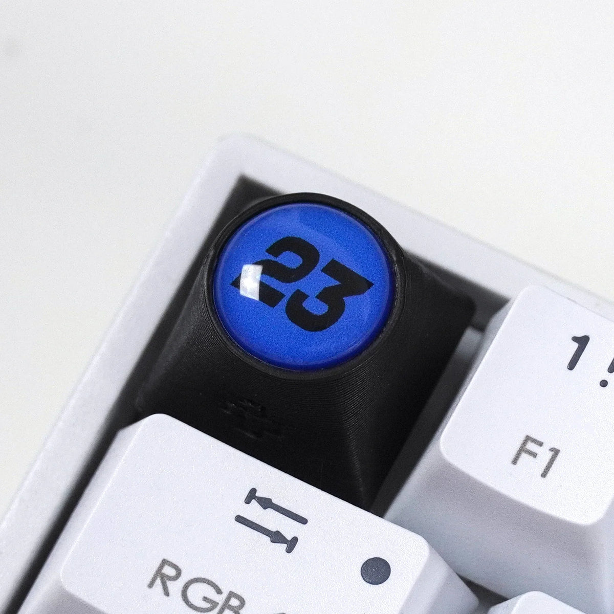 Artisan F1 – ALB + NR. 23 keycap
