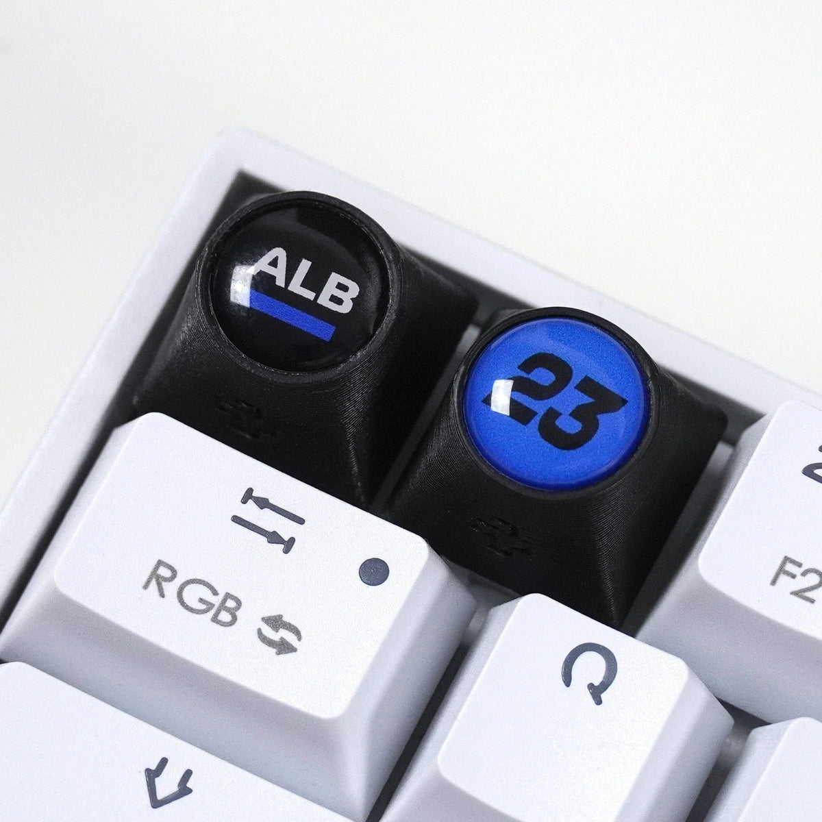 Artisan F1 – ALB + NR. 23 keycap