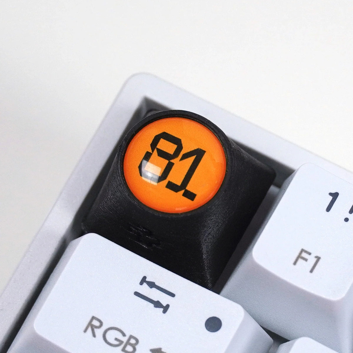 Artisan F1 – PIA + NR. 81 keycap