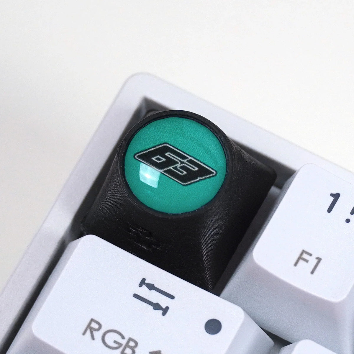 Artisan F1 – RUS + NR. 63 keycap