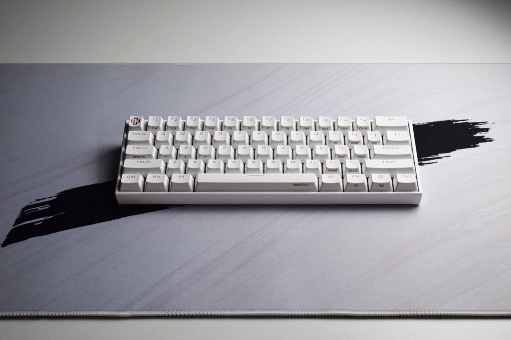 QwertyKey fehér gamer asztali egérpad, vízálló, varrott szélek, 4 mm, csúszásmentes gumitalp