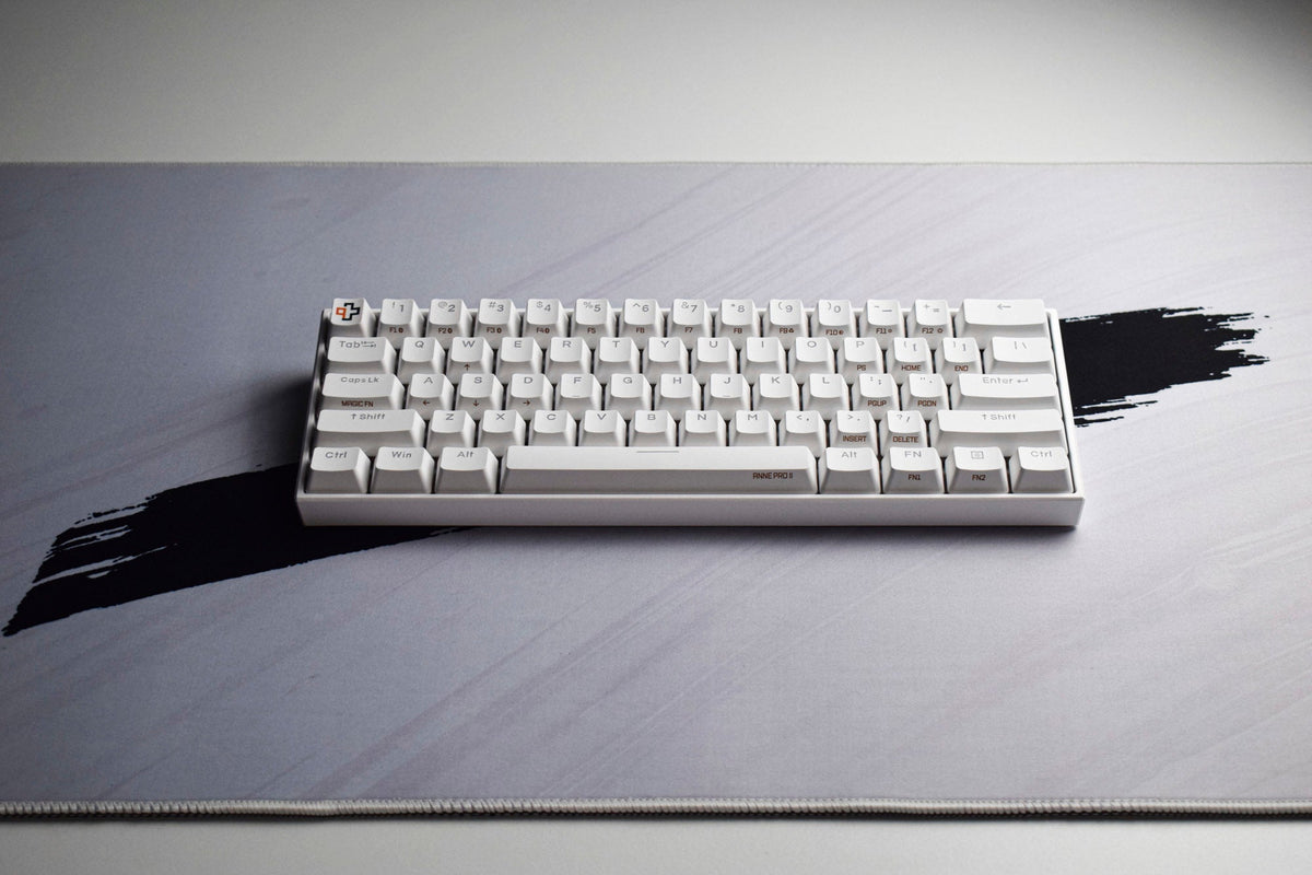 QwertyKey fehér gamer asztali egérpad, vízálló, varrott szélek, 4 mm, csúszásmentes gumitalp