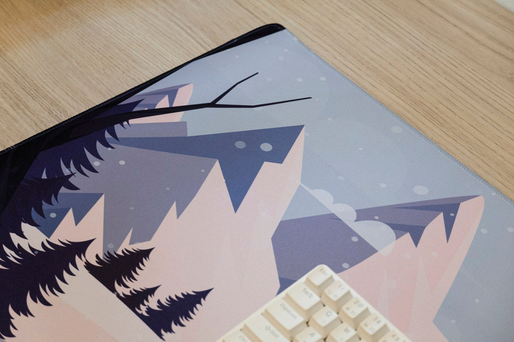 QwertyKey Winter Blast gamer asztali egérpad, vízálló, varrott szélek, 4 mm, csúszásmentes gumitalp