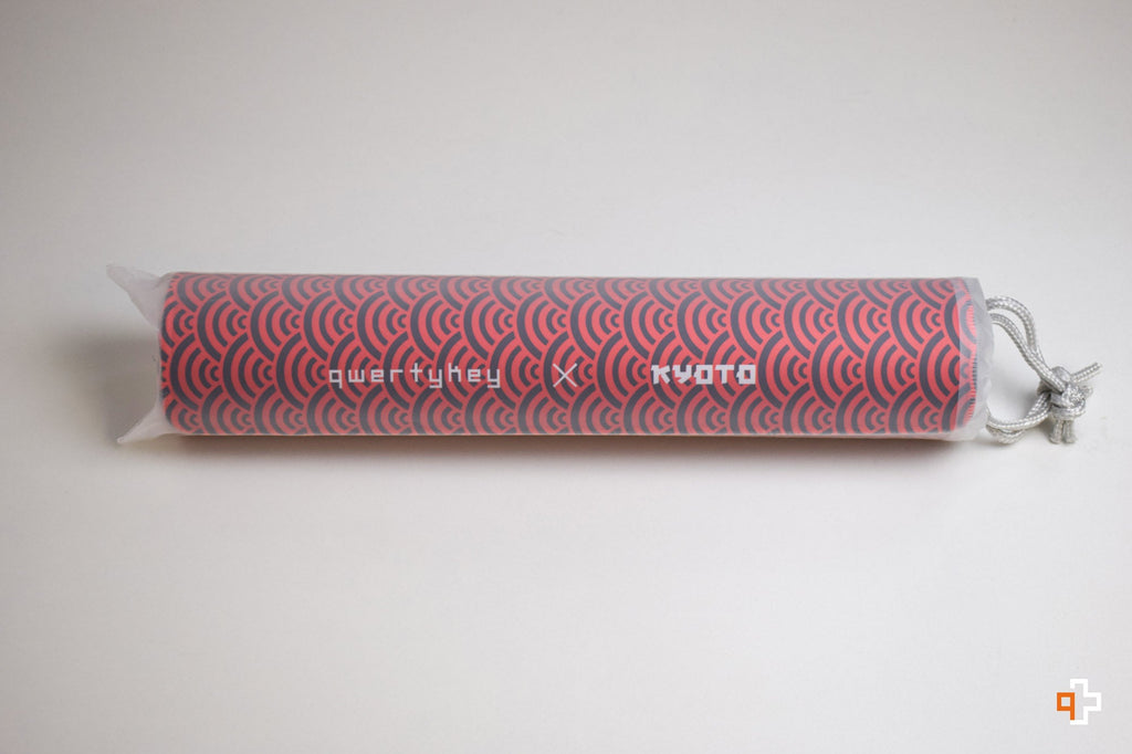 QwertyKey Kyoto gamer asztali egérpad, vízálló, varrott szélek, 4 mm, csúszásmentes gumitalp