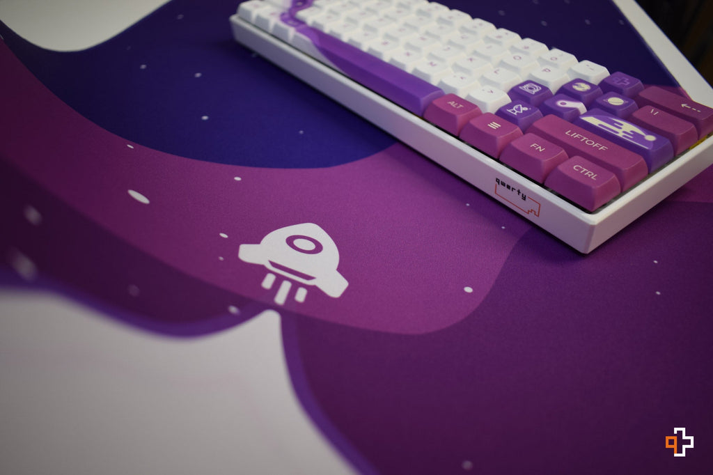 QwertyKey LiftOff gamer asztali egérpad, vízálló, varrott szélek, 4 mm, csúszásmentes gumitalp