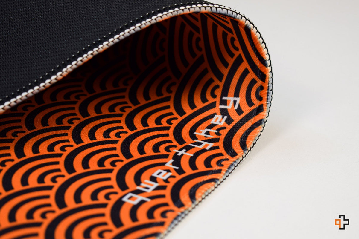 QwertyKey Orange Waves gamer asztali egérpad, vízálló, varrott szélek, 4 mm, csúszásmentes gumitalp