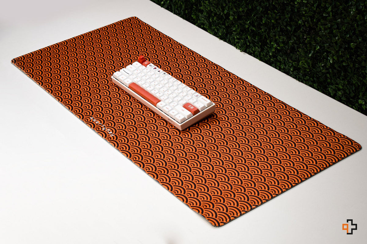 QwertyKey Orange Waves gamer asztali egérpad, vízálló, varrott szélek, 4 mm, csúszásmentes gumitalp