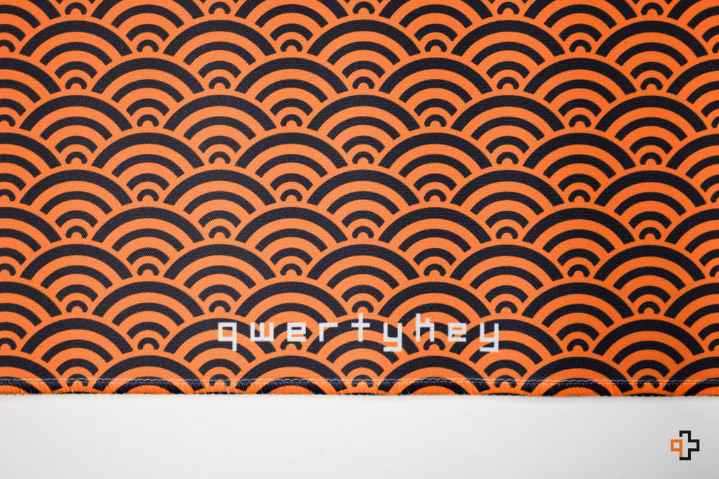 QwertyKey Orange Waves gamer asztali egérpad, vízálló, varrott szélek, 4 mm, csúszásmentes gumitalp