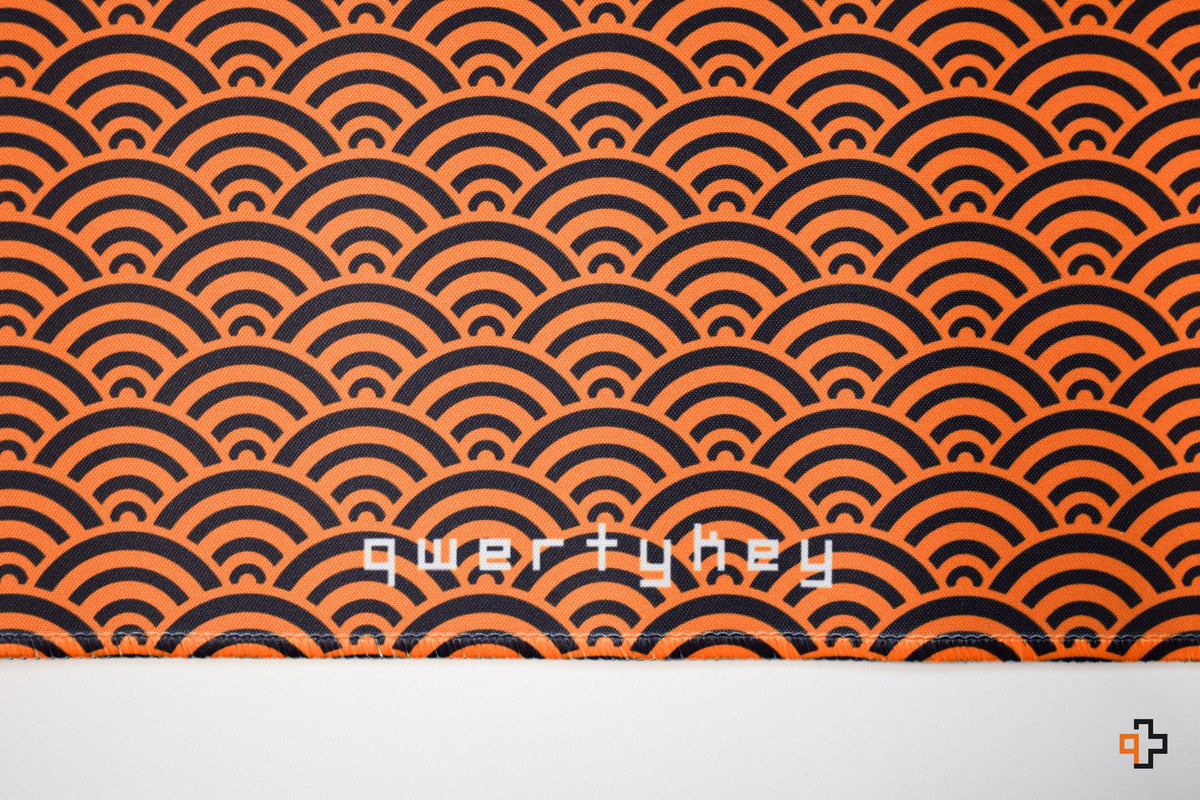 QwertyKey Orange Waves gamer asztali egérpad, vízálló, varrott szélek, 4 mm, csúszásmentes gumitalp