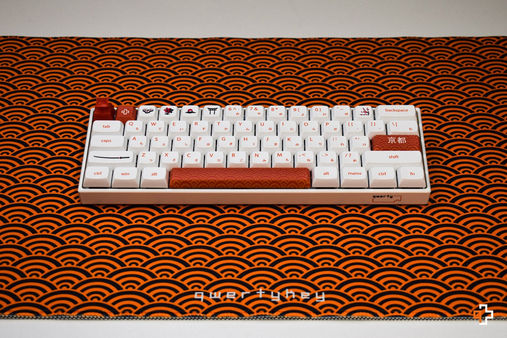 QwertyKey Orange Waves gamer asztali egérpad, vízálló, varrott szélek, 4 mm, csúszásmentes gumitalp