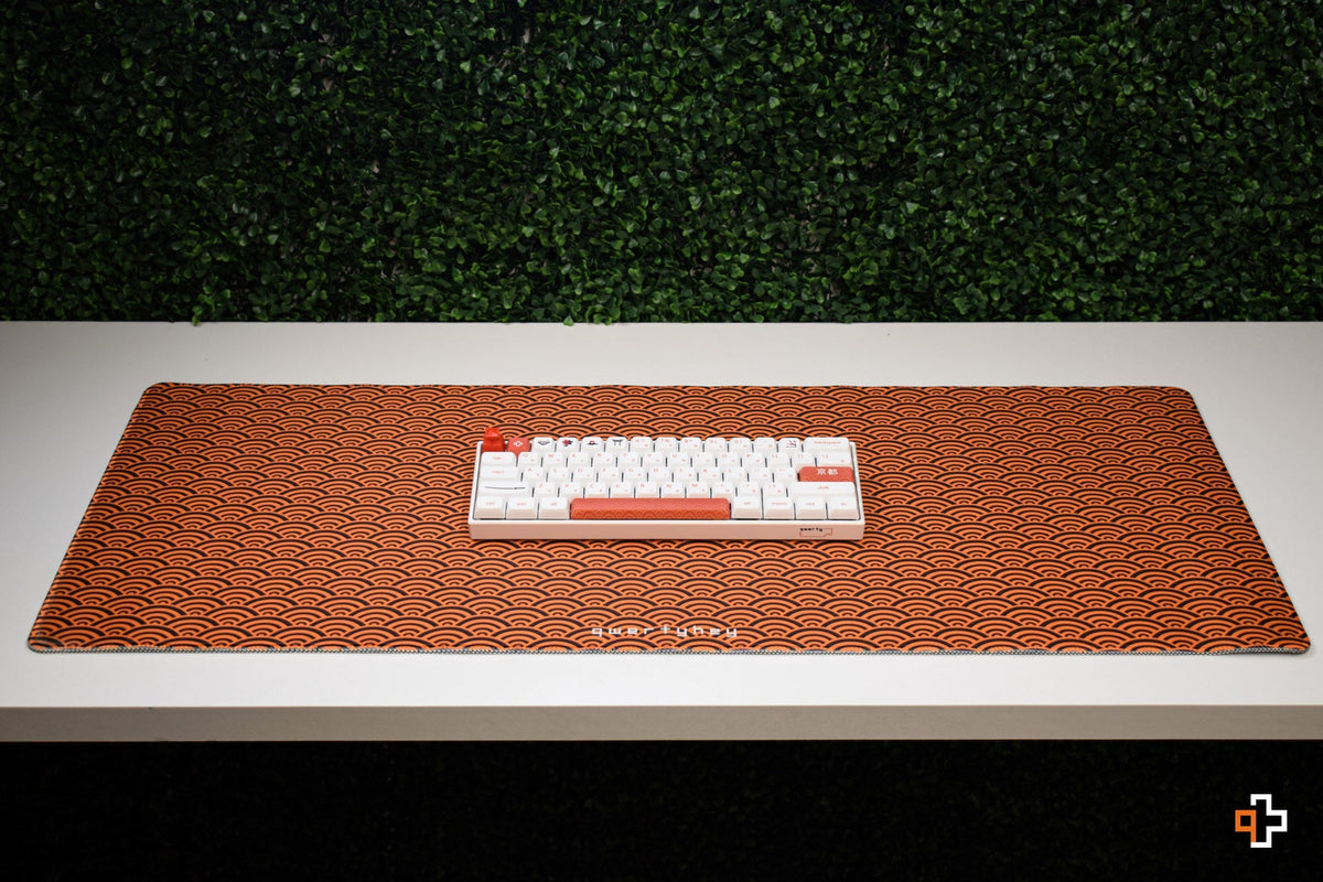 QwertyKey Orange Waves gamer asztali egérpad, vízálló, varrott szélek, 4 mm, csúszásmentes gumitalp