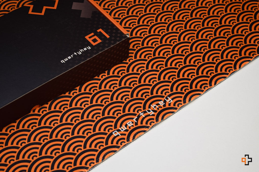 QwertyKey Orange Waves gamer asztali egérpad, vízálló, varrott szélek, 4 mm, csúszásmentes gumitalp