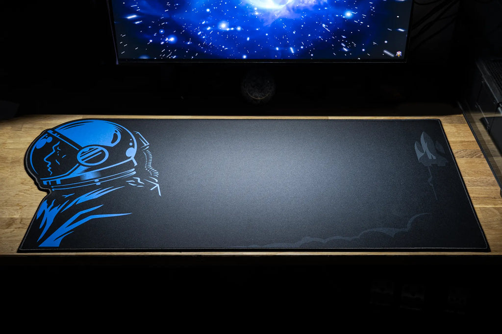 QwertyKey Spaceman formára vágott gamer asztali egérpad, vízálló, varrott szélek, 4 mm, csúszásmentes gumitalp