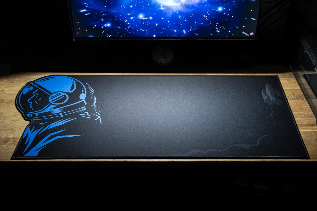 QwertyKey Spaceman formára vágott gamer asztali egérpad, vízálló, varrott szélek, 4 mm, csúszásmentes gumitalp