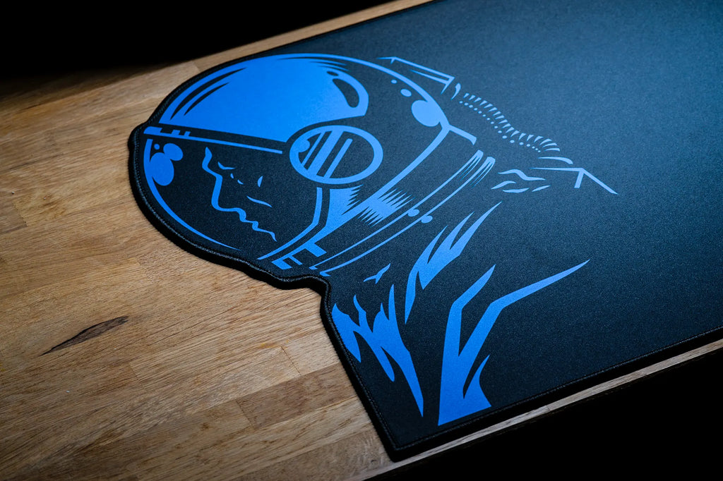 QwertyKey Spaceman formára vágott gamer asztali egérpad, vízálló, varrott szélek, 4 mm, csúszásmentes gumitalp