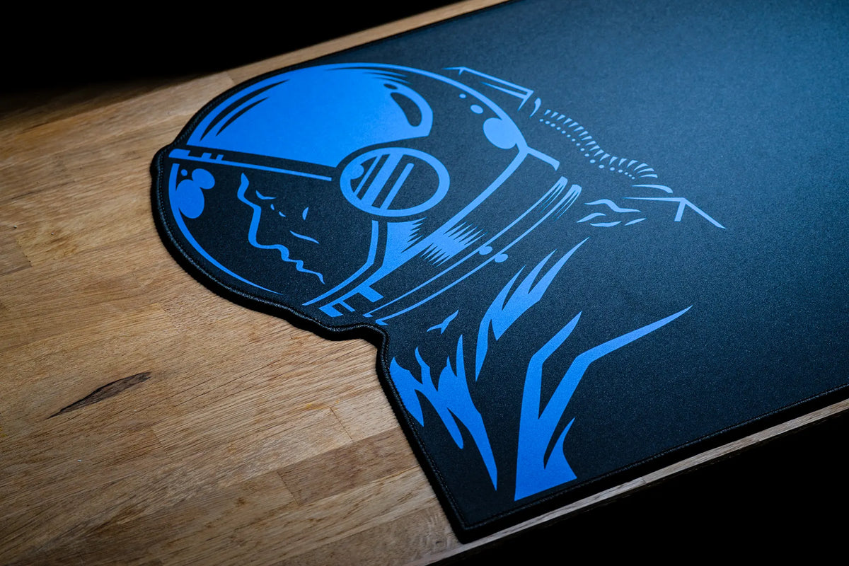QwertyKey Spaceman formára vágott gamer asztali egérpad, vízálló, varrott szélek, 4 mm, csúszásmentes gumitalp