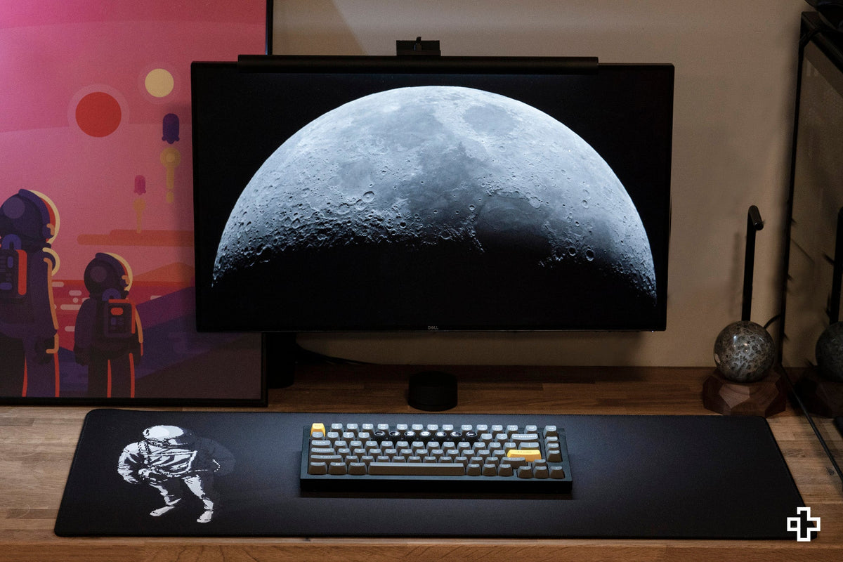 QwertyKey Astronaut gamer asztali egérpad, vízálló, varrott szélek, 4 mm, csúszásmentes gumitalp