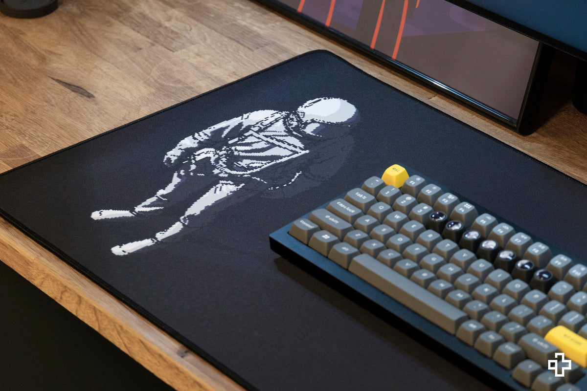 QwertyKey Astronaut gamer asztali egérpad, vízálló, varrott szélek, 4 mm, csúszásmentes gumitalp