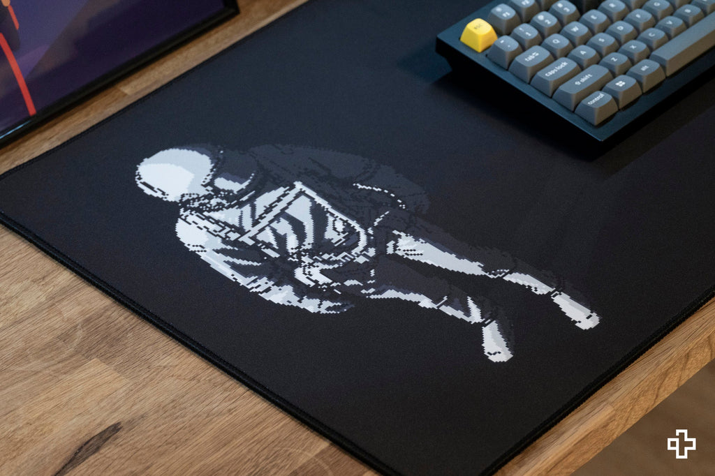 QwertyKey Astronaut gamer asztali egérpad, vízálló, varrott szélek, 4 mm, csúszásmentes gumitalp