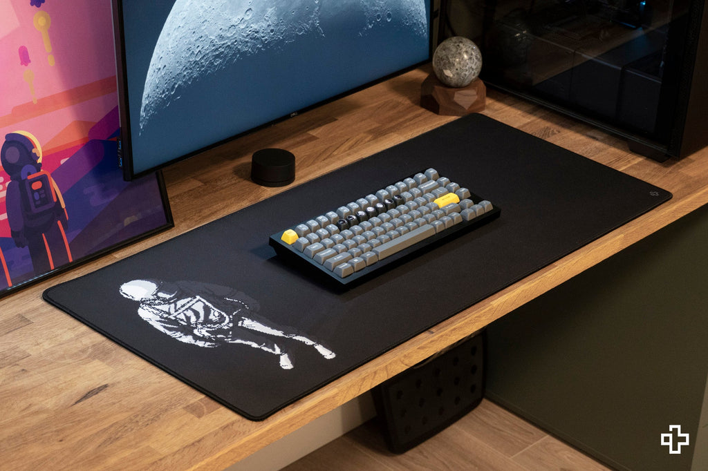 QwertyKey Astronaut gamer asztali egérpad, vízálló, varrott szélek, 4 mm, csúszásmentes gumitalp