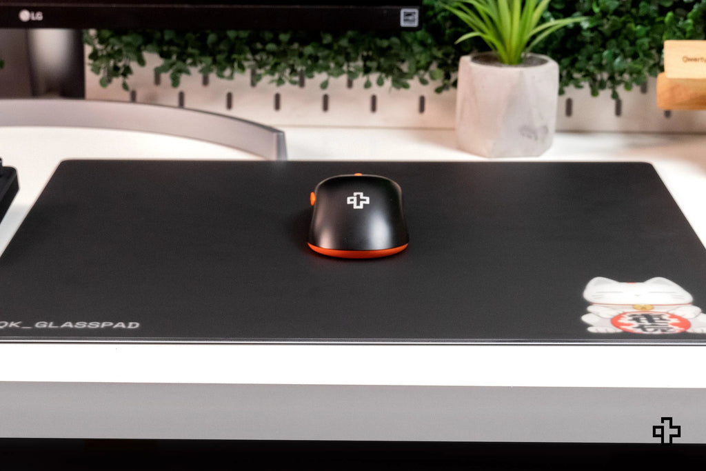 QwertyKey MOMO Esports Glass gamer egérpad, 3,2 mm, csúszásmentes TPU talp