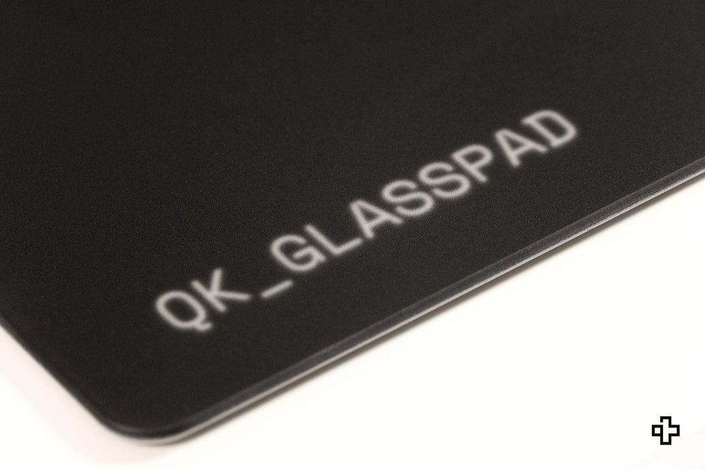 QwertyKey MOMO Esports Glass gamer egérpad, 3,2 mm, csúszásmentes TPU talp