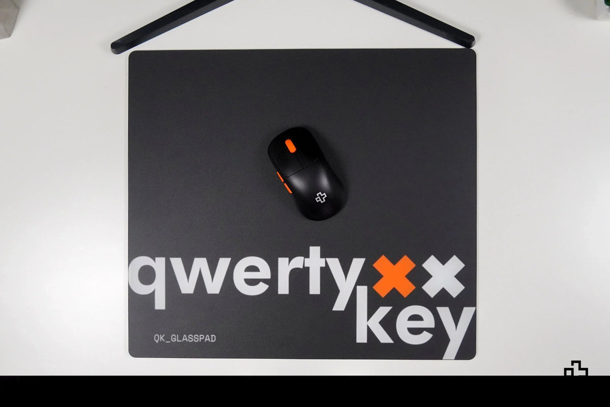 QwertyKey Black Esports Glass gamer egérpad, 3,2 mm, csúszásmentes TPU talp