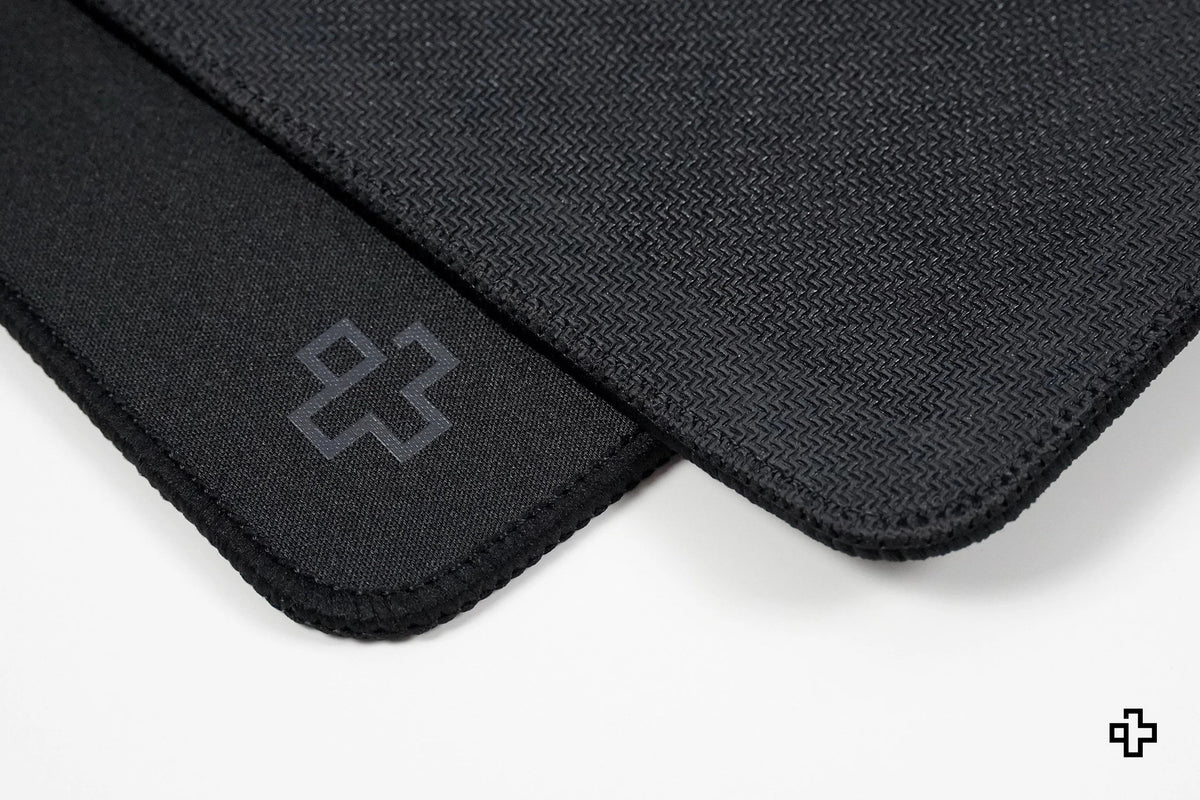 QwertyKey Classic Plain fekete gamer asztali egérpad, vízálló, varrott szélek, 4 mm, csúszásmentes gumitalp