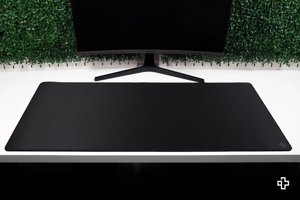 QwertyKey Classic Plain fekete gamer asztali egérpad, vízálló, varrott szélek, 4 mm, csúszásmentes gumitalp