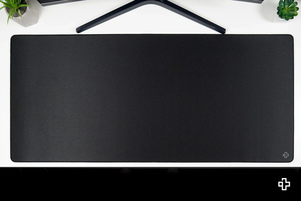 QwertyKey Classic Plain fekete gamer asztali egérpad, vízálló, varrott szélek, 4 mm, csúszásmentes gumitalp