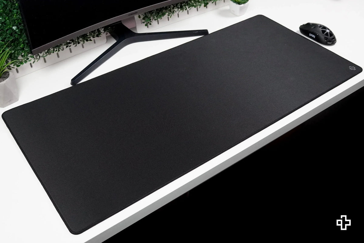 QwertyKey Classic Plain fekete gamer asztali egérpad, vízálló, varrott szélek, 4 mm, csúszásmentes gumitalp