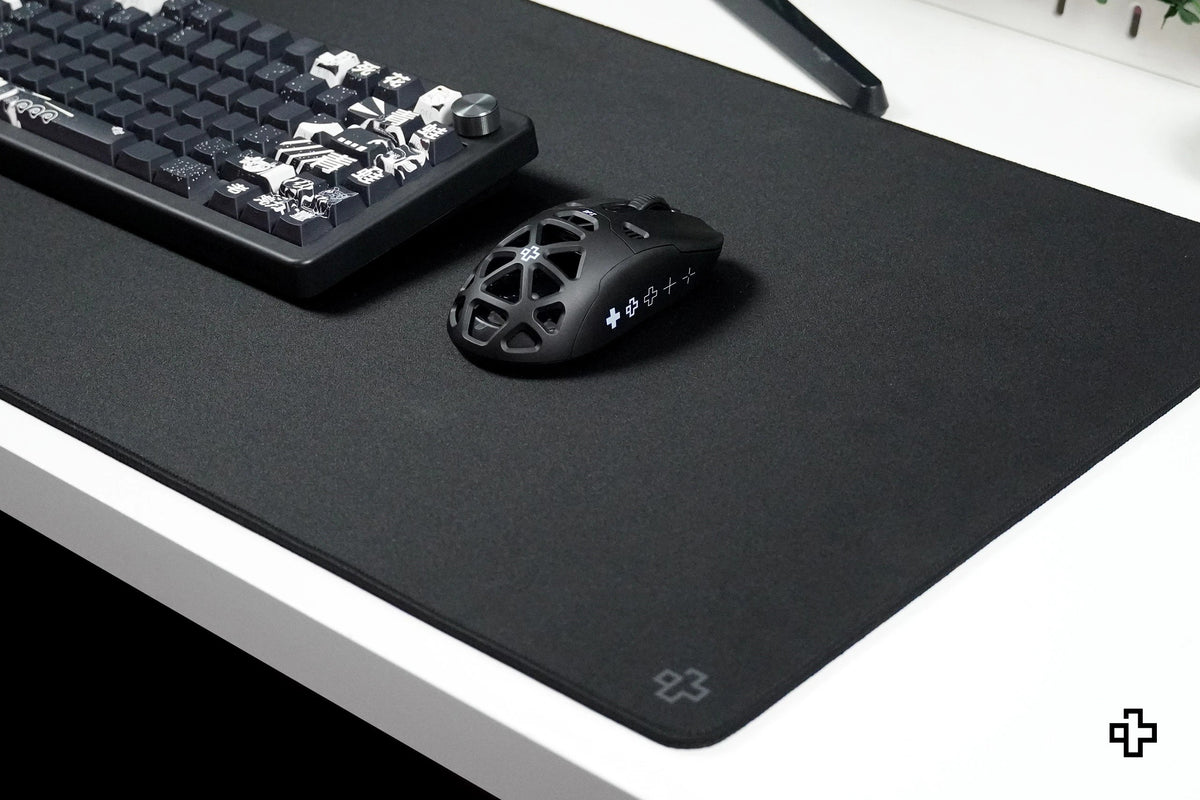 QwertyKey Classic Plain fekete gamer asztali egérpad, vízálló, varrott szélek, 4 mm, csúszásmentes gumitalp