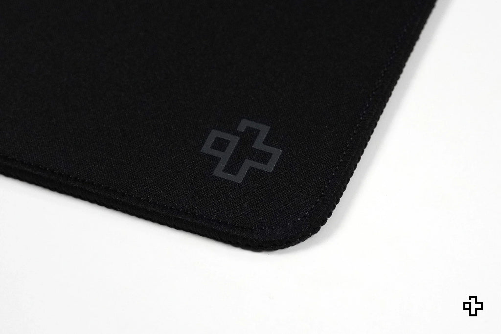 QwertyKey Classic Plain fekete gamer asztali egérpad, vízálló, varrott szélek, 4 mm, csúszásmentes gumitalp