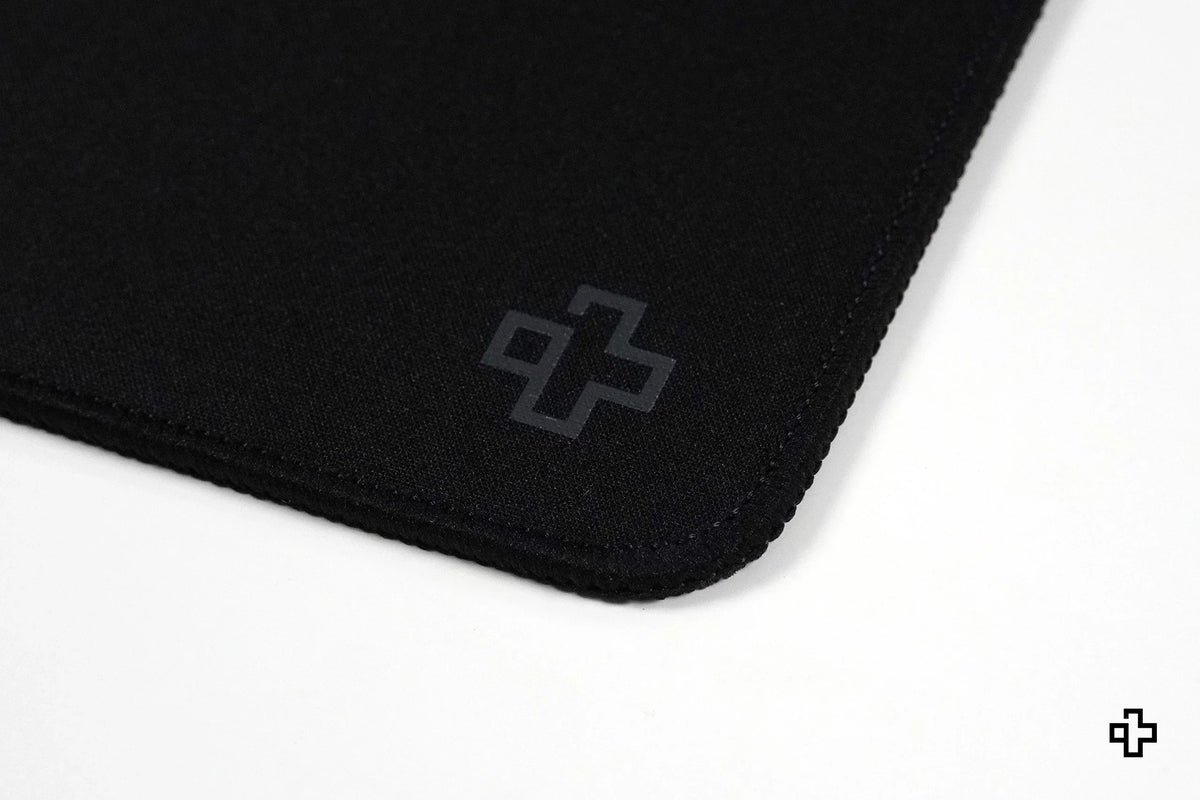 QwertyKey Classic Plain fekete gamer asztali egérpad, vízálló, varrott szélek, 4 mm, csúszásmentes gumitalp