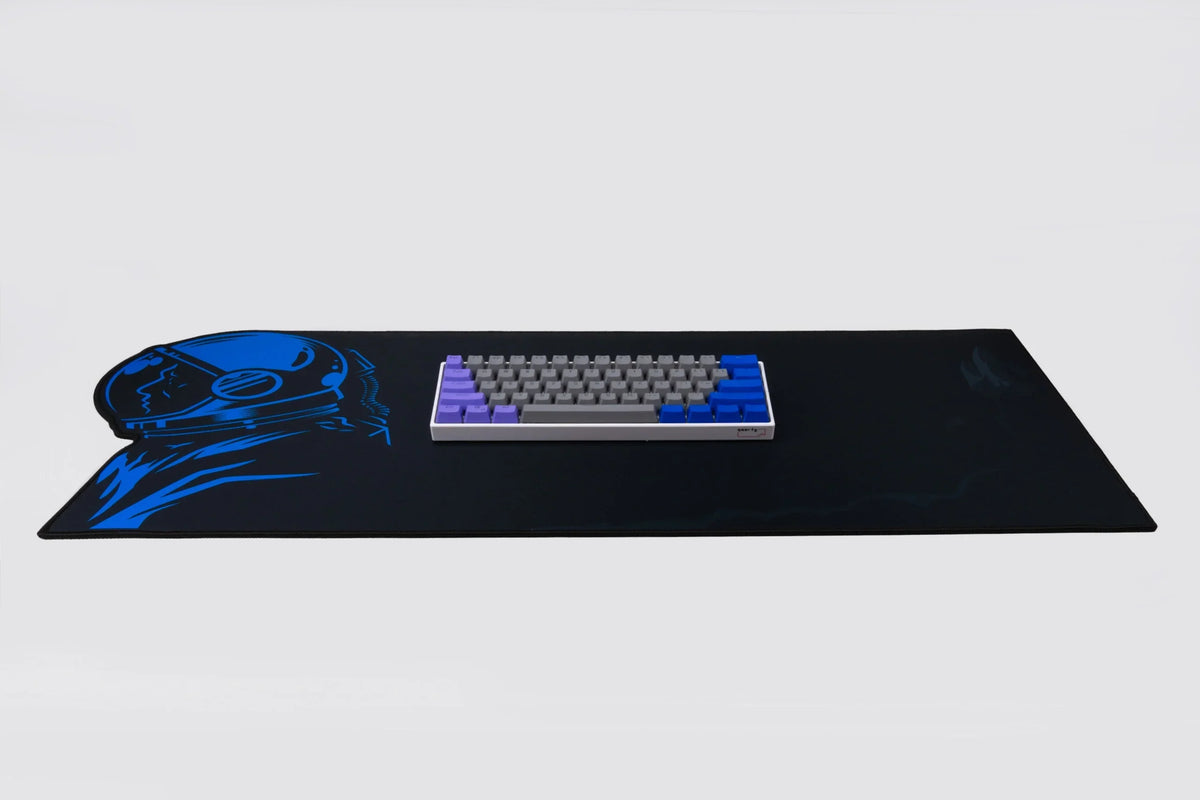 QwertyKey Spaceman formára vágott gamer asztali egérpad, vízálló, varrott szélek, 4 mm, csúszásmentes gumitalp