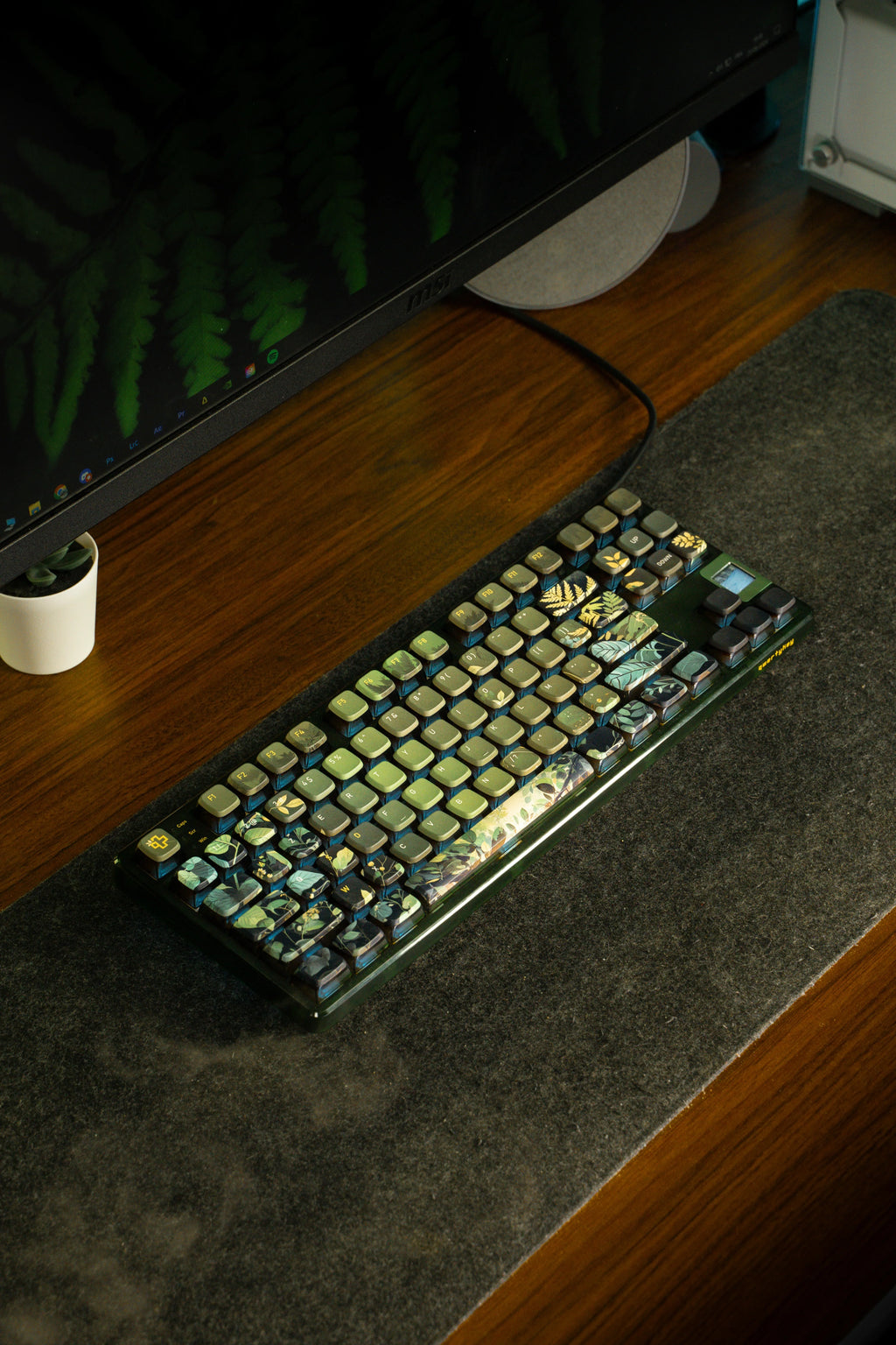 QwertyKey80 Leaf – vezeték nélküli mechanikus gamer billentyűzet kijelzővel, hot-swap, Full RGB, QMK/VIA, gasket mount