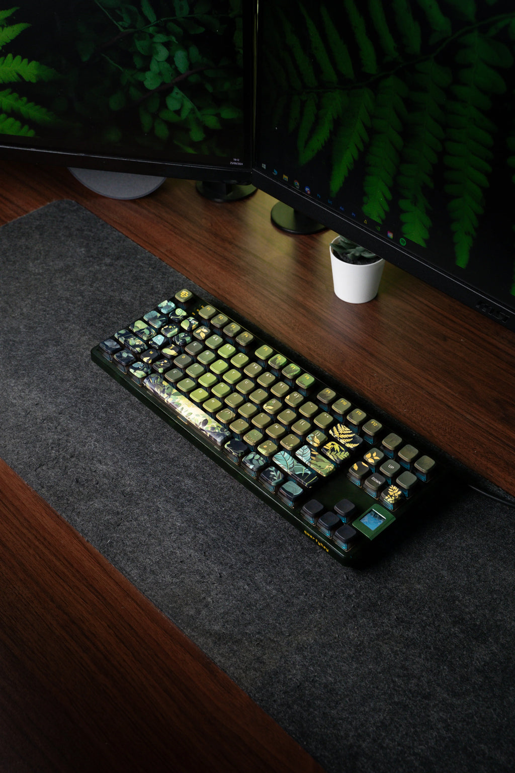 QwertyKey80 Leaf – vezeték nélküli mechanikus gamer billentyűzet kijelzővel, hot-swap, Full RGB, QMK/VIA, gasket mount
