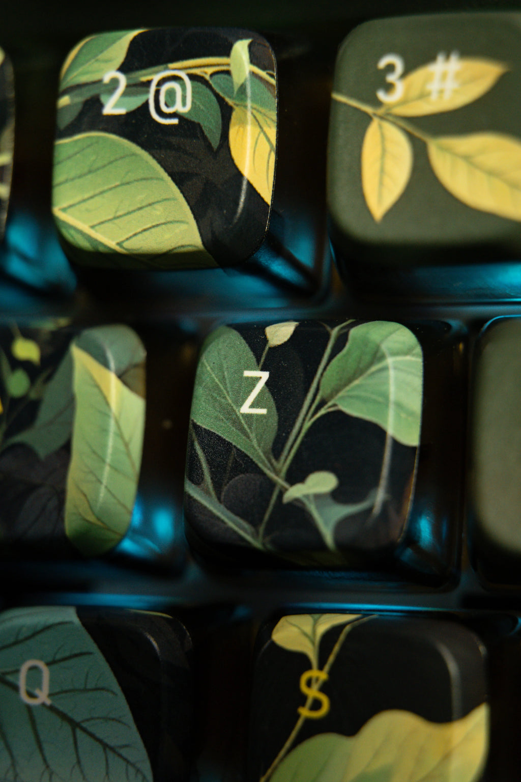 QwertyKey80 Leaf – vezeték nélküli mechanikus gamer billentyűzet kijelzővel, hot-swap, Full RGB, QMK/VIA, gasket mount