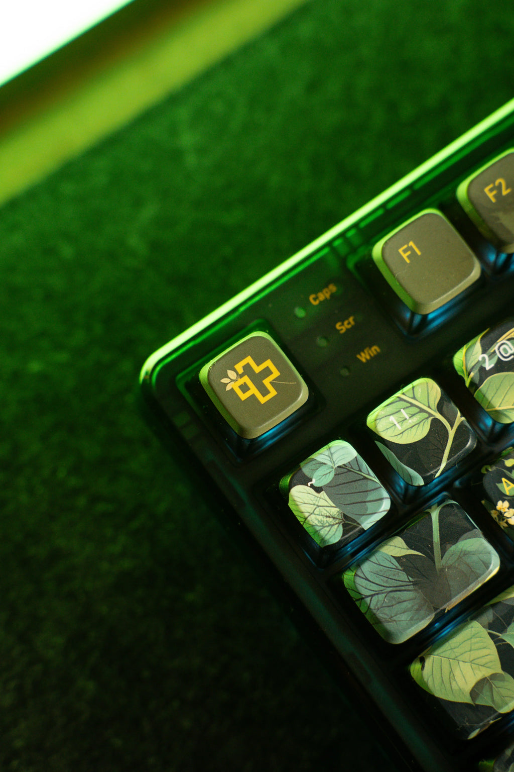 QwertyKey80 Leaf – vezeték nélküli mechanikus gamer billentyűzet kijelzővel, hot-swap, Full RGB, QMK/VIA, gasket mount