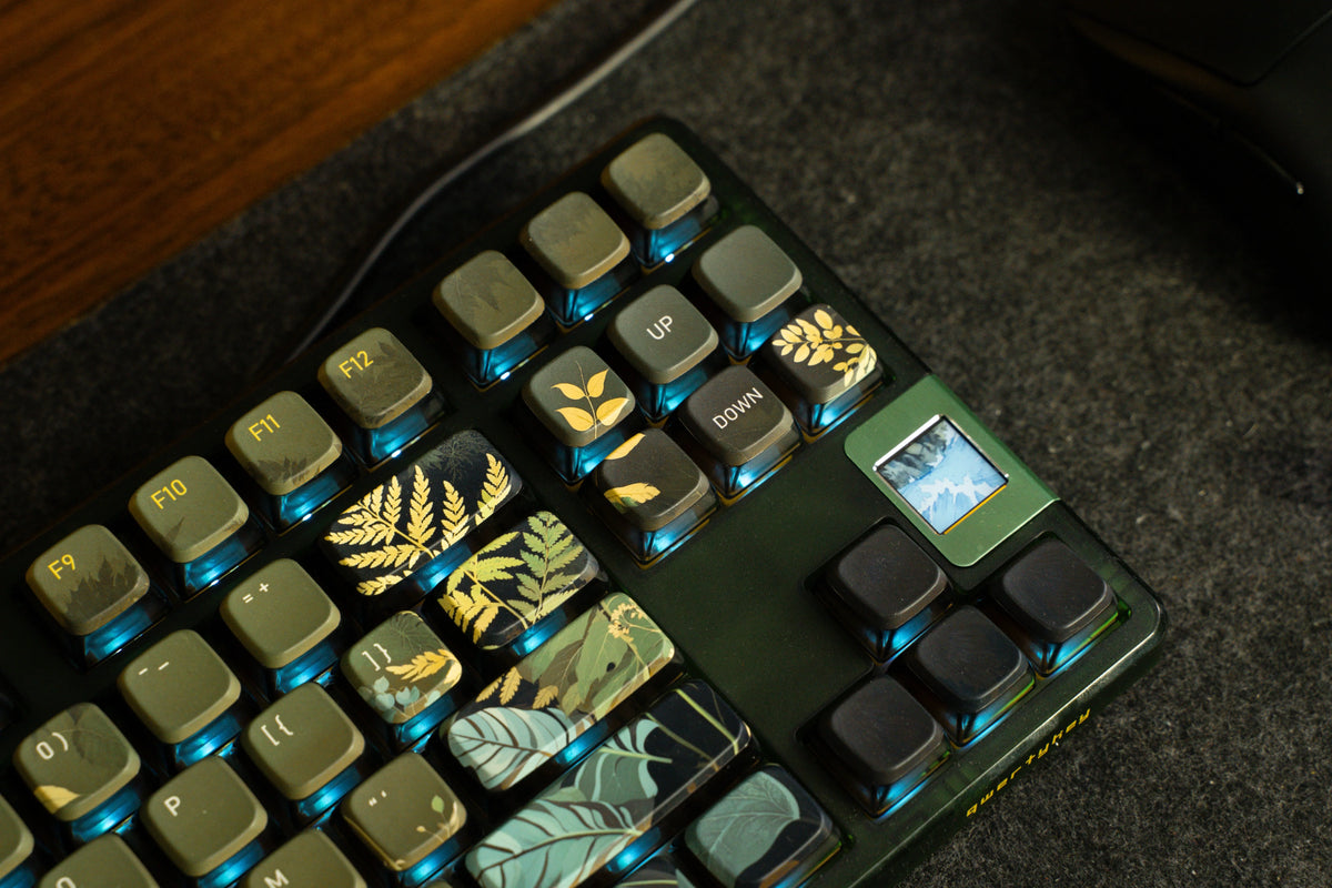 QwertyKey80 Leaf – vezeték nélküli mechanikus gamer billentyűzet kijelzővel, hot-swap, Full RGB, QMK/VIA, gasket mount