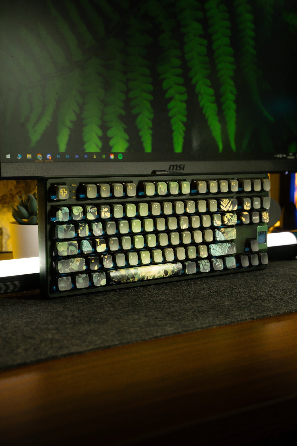 QwertyKey80 Leaf – vezeték nélküli mechanikus gamer billentyűzet kijelzővel, hot-swap, Full RGB, QMK/VIA, gasket mount