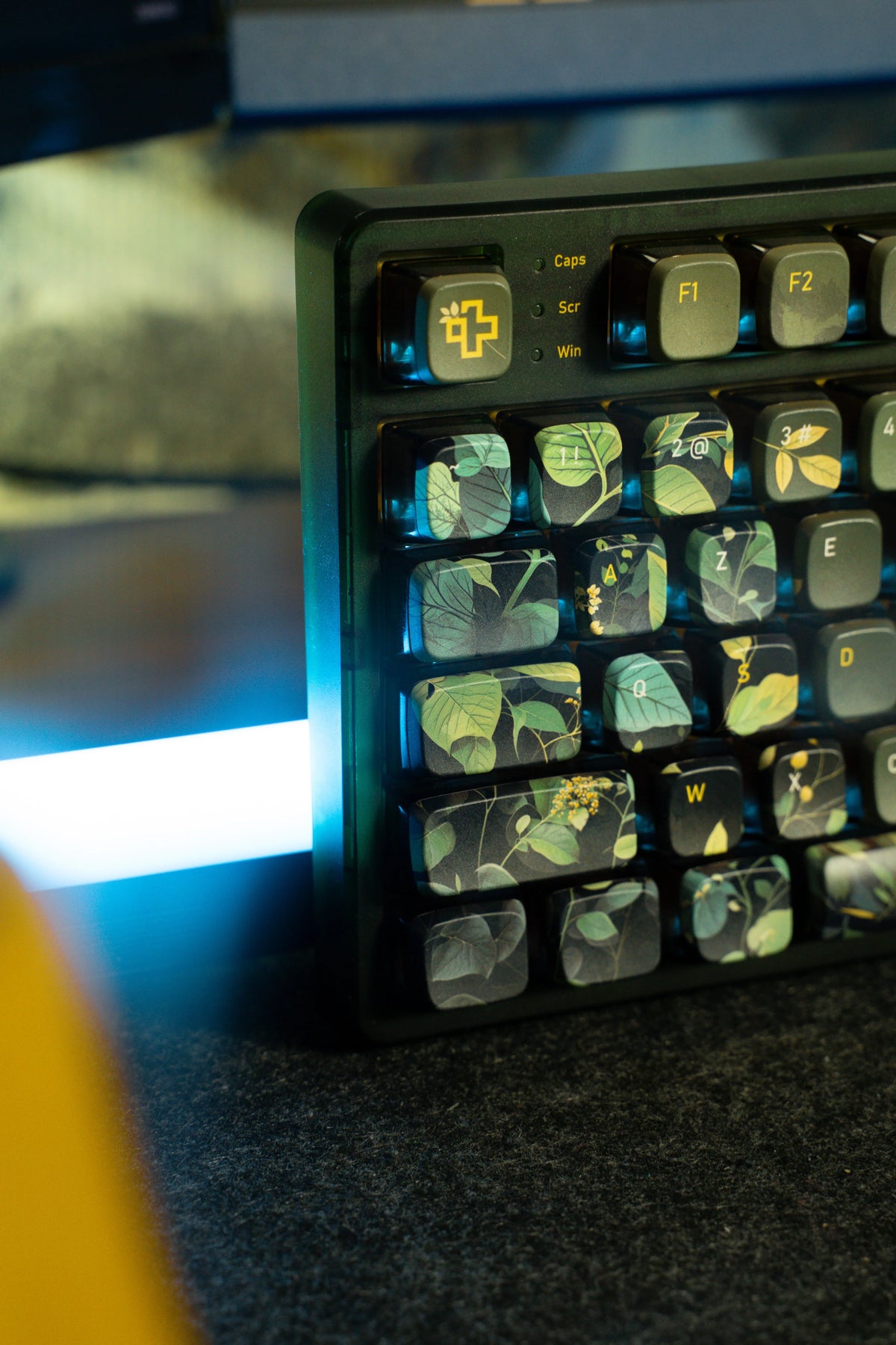 QwertyKey80 Leaf – vezeték nélküli mechanikus gamer billentyűzet kijelzővel, hot-swap, Full RGB, QMK/VIA, gasket mount
