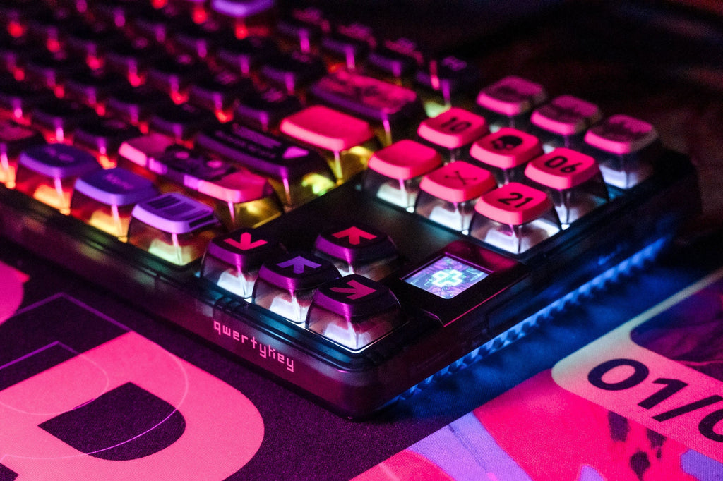 QwertyKey80 War – vezeték nélküli mechanikus gamer billentyűzet kijelzővel, hot-swap, Full RGB, QMK/VIA, gasket mount