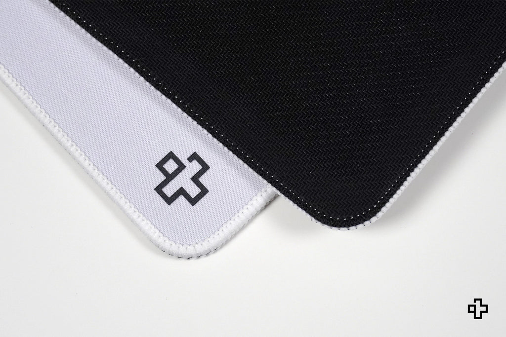 QwertyKey Classic Plain fehér gamer asztali egérpad, vízálló, varrott szélek, 4 mm, csúszásmentes gumitalp