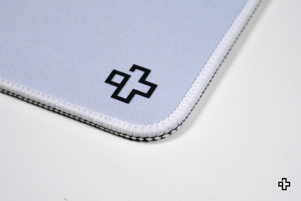 QwertyKey Classic Plain fehér gamer asztali egérpad, vízálló, varrott szélek, 4 mm, csúszásmentes gumitalp