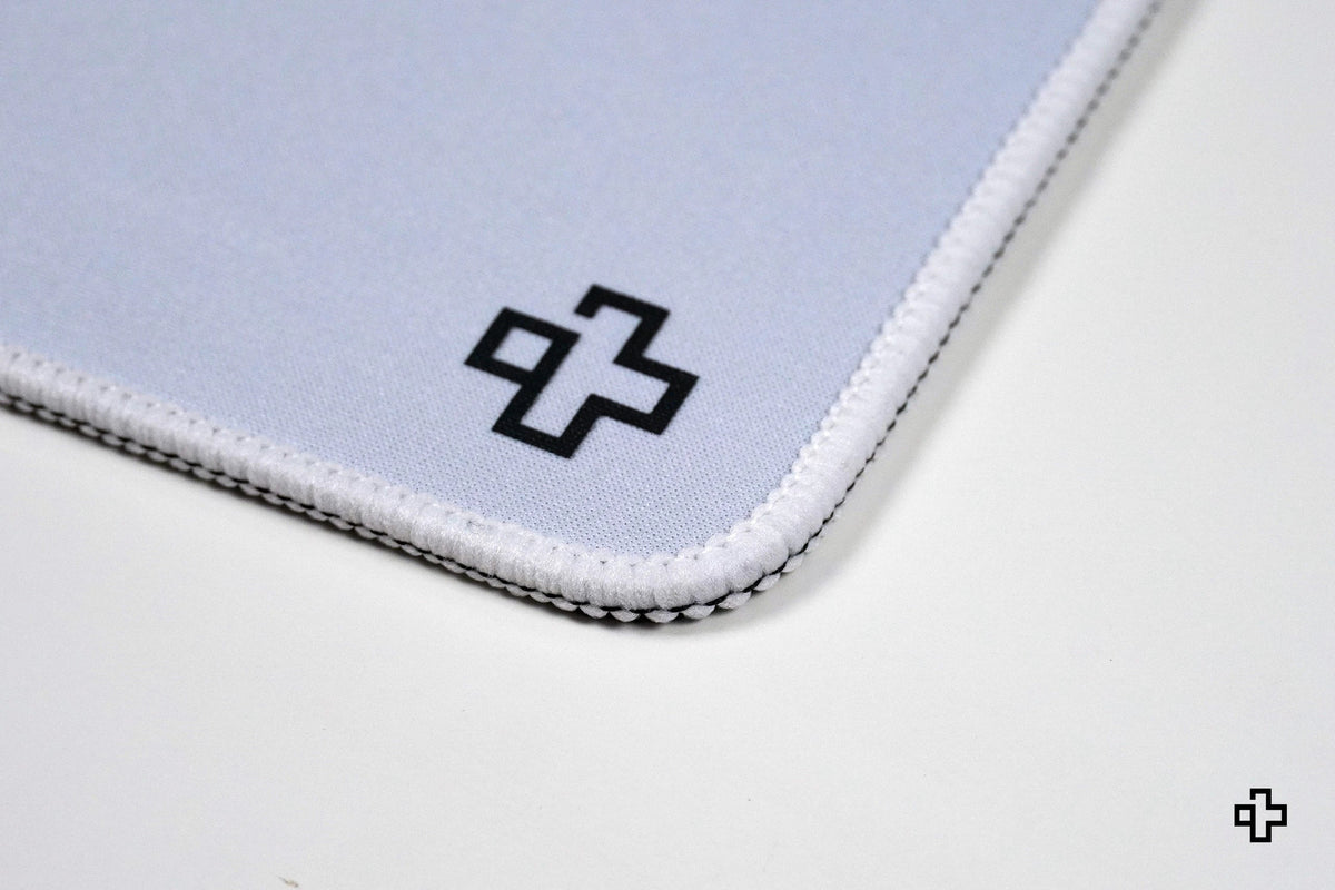 QwertyKey Classic Plain fehér gamer asztali egérpad, vízálló, varrott szélek, 4 mm, csúszásmentes gumitalp