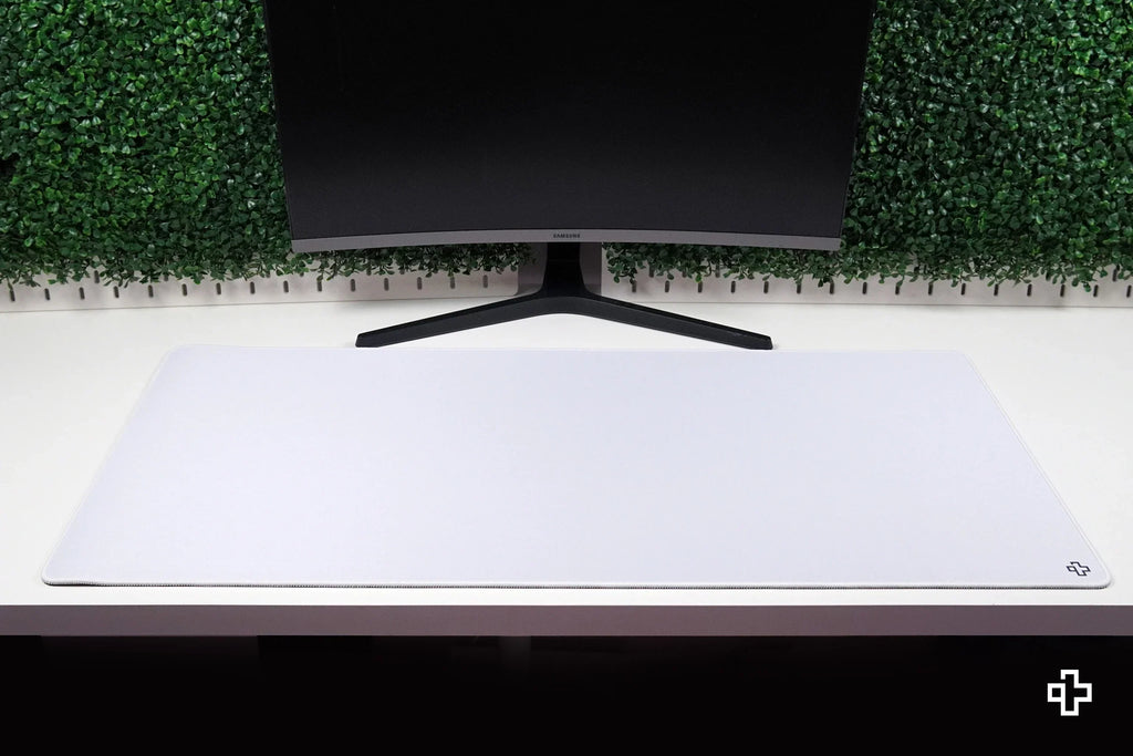 QwertyKey Classic Plain fehér gamer asztali egérpad, vízálló, varrott szélek, 4 mm, csúszásmentes gumitalp