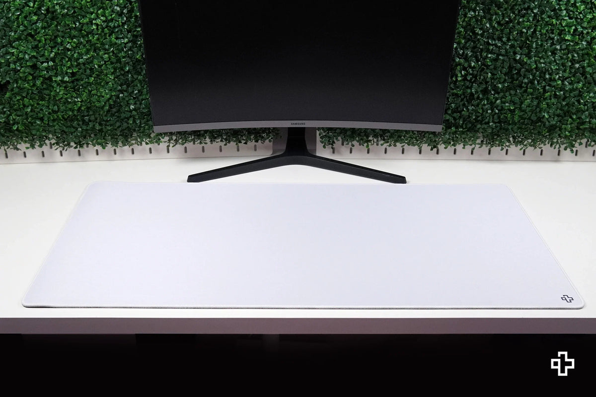 QwertyKey Classic Plain fehér gamer asztali egérpad, vízálló, varrott szélek, 4 mm, csúszásmentes gumitalp