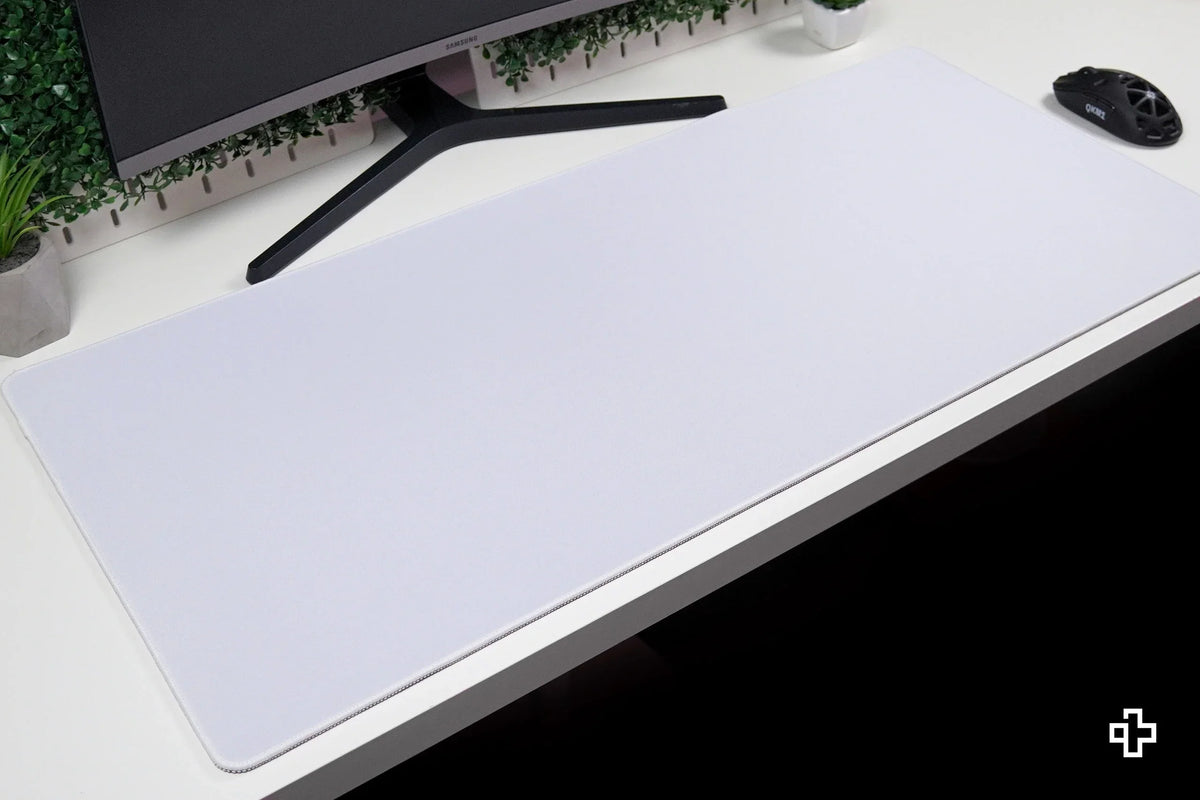 QwertyKey Classic Plain fehér gamer asztali egérpad, vízálló, varrott szélek, 4 mm, csúszásmentes gumitalp