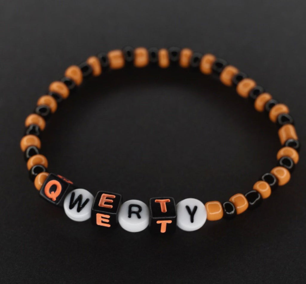 QwertyKey x Bold Persons karkötő